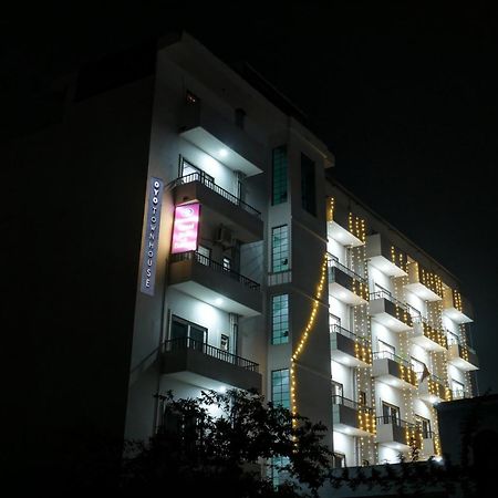 Townhouse Navneeta Grand Hotel Kakarmatha Exterior foto