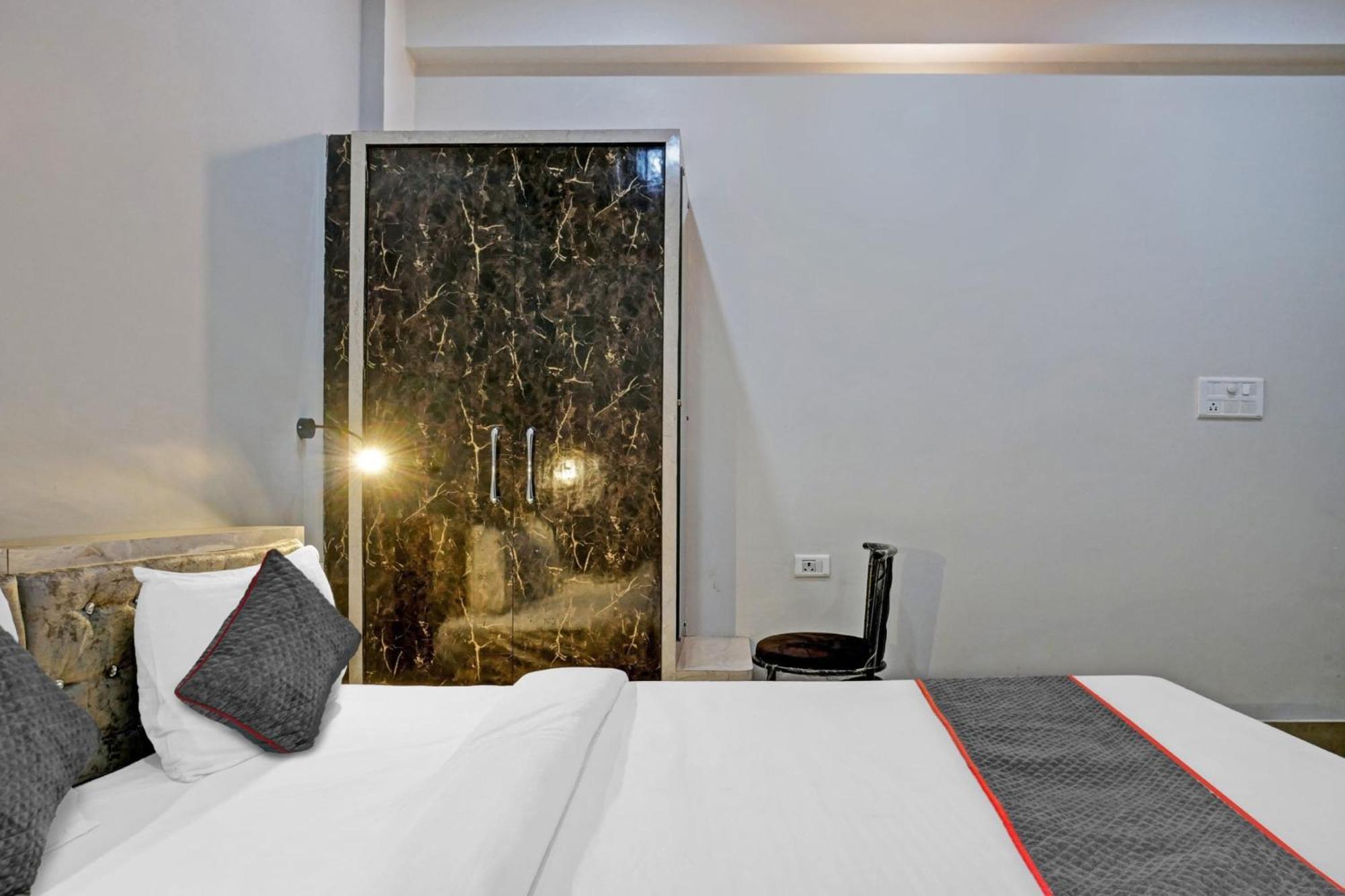 Townhouse Navneeta Grand Hotel Kakarmatha Exterior foto