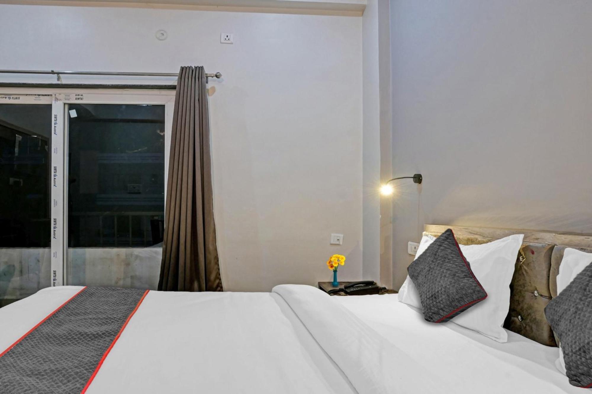 Townhouse Navneeta Grand Hotel Kakarmatha Exterior foto
