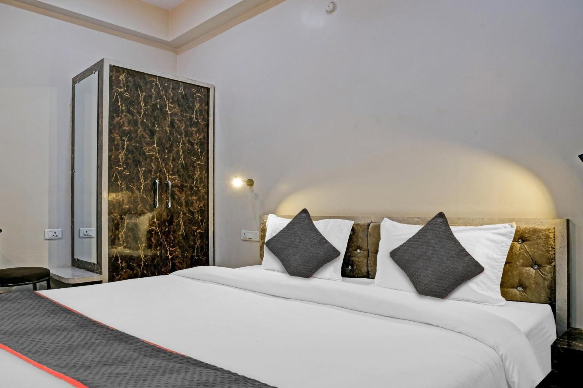 Townhouse Navneeta Grand Hotel Kakarmatha Exterior foto