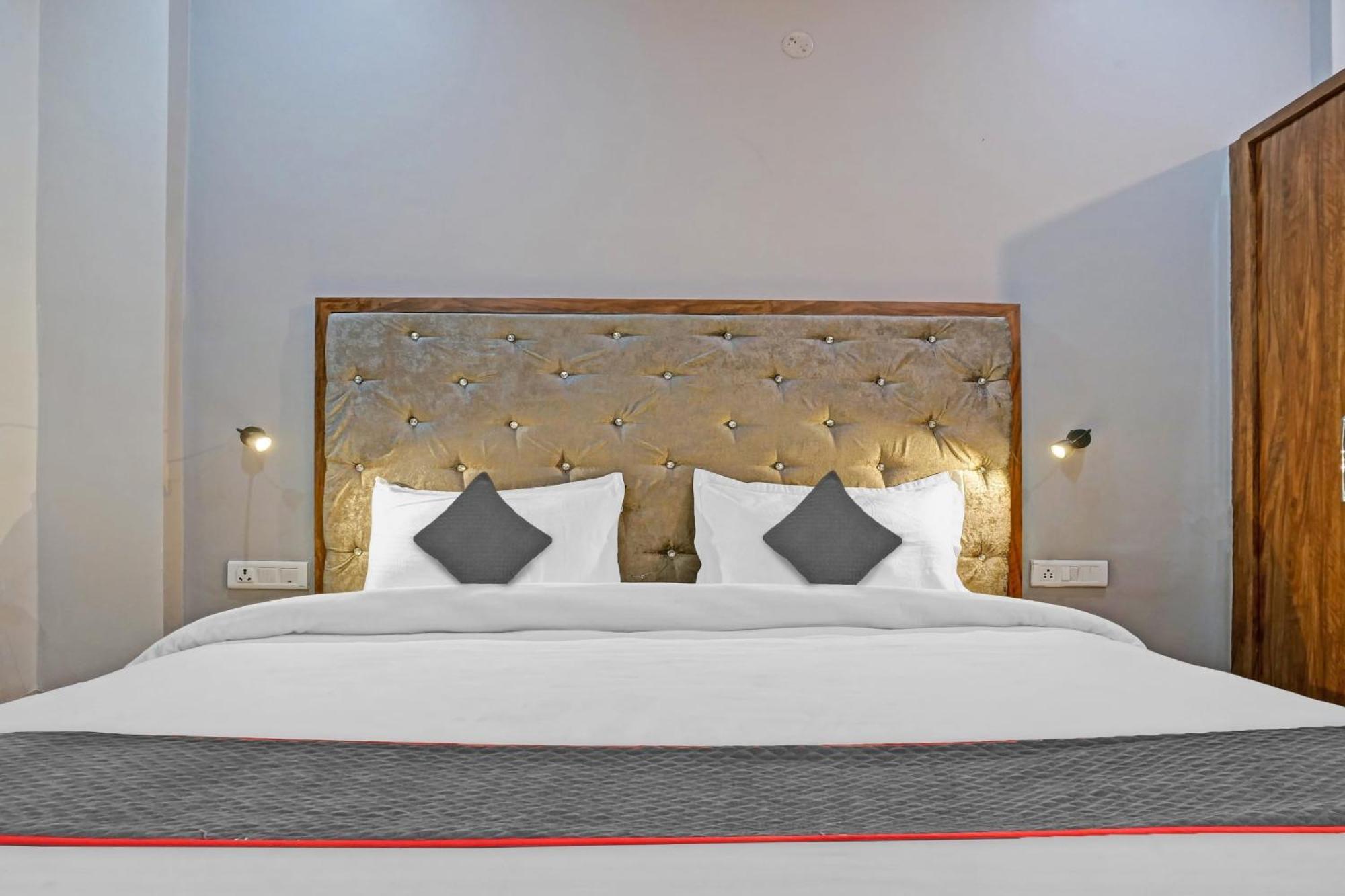Townhouse Navneeta Grand Hotel Kakarmatha Exterior foto