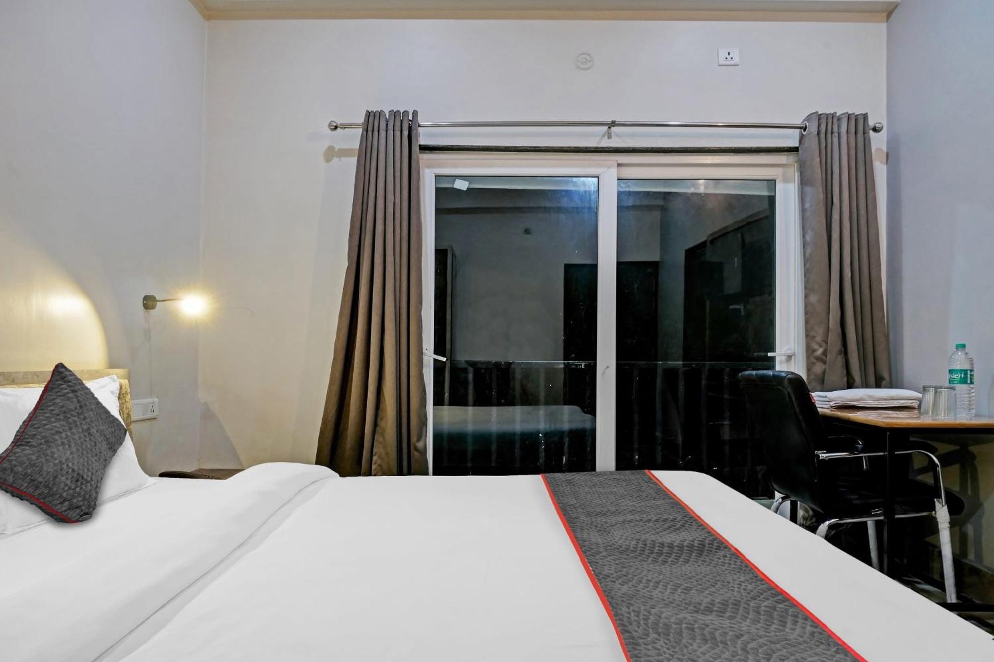 Townhouse Navneeta Grand Hotel Kakarmatha Exterior foto