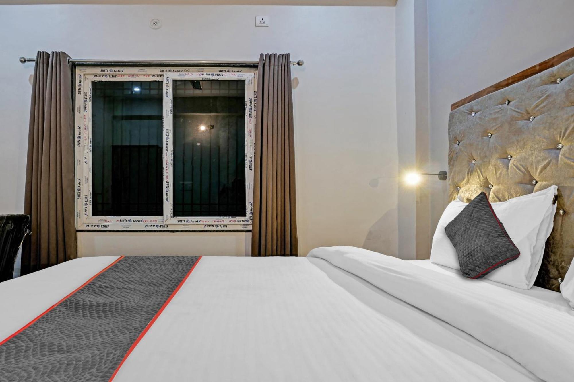Townhouse Navneeta Grand Hotel Kakarmatha Exterior foto