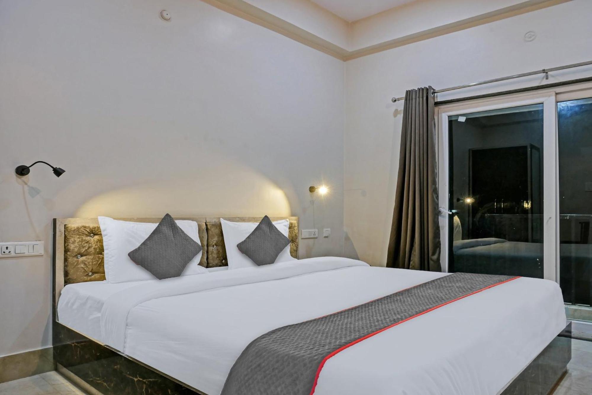 Townhouse Navneeta Grand Hotel Kakarmatha Exterior foto