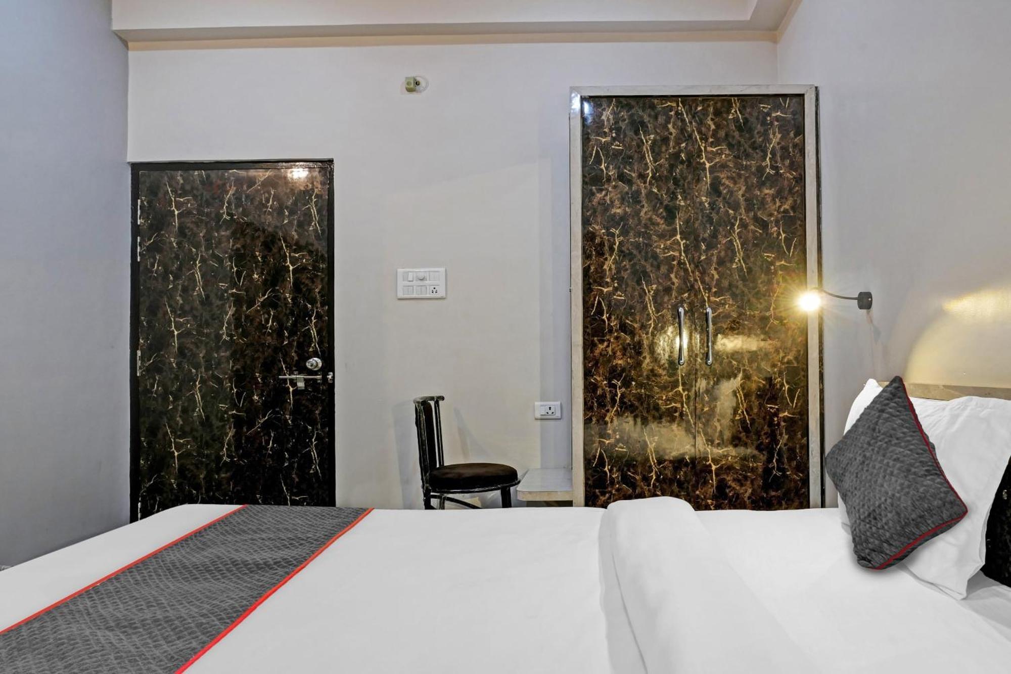 Townhouse Navneeta Grand Hotel Kakarmatha Exterior foto