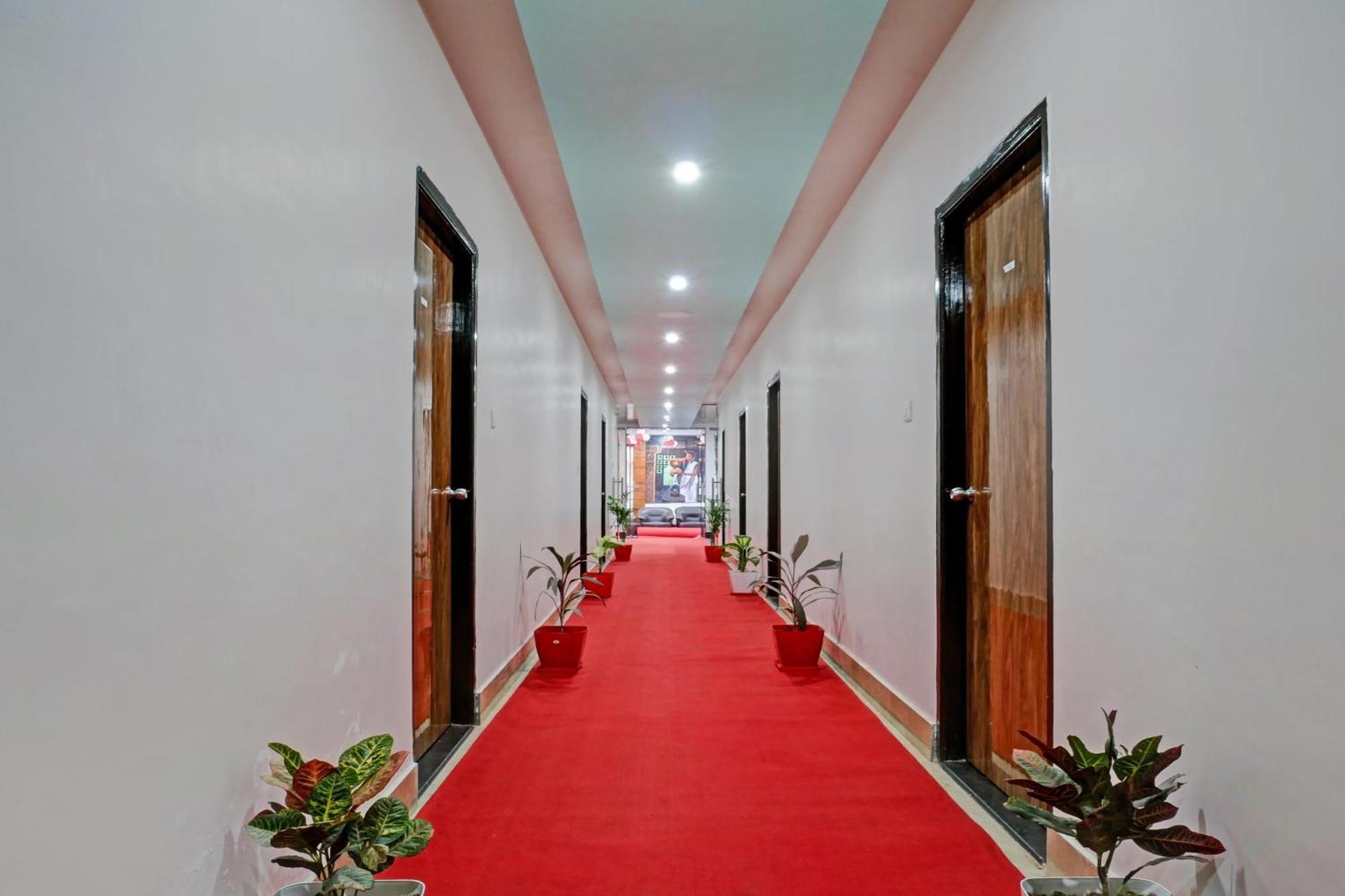 Townhouse Navneeta Grand Hotel Kakarmatha Exterior foto