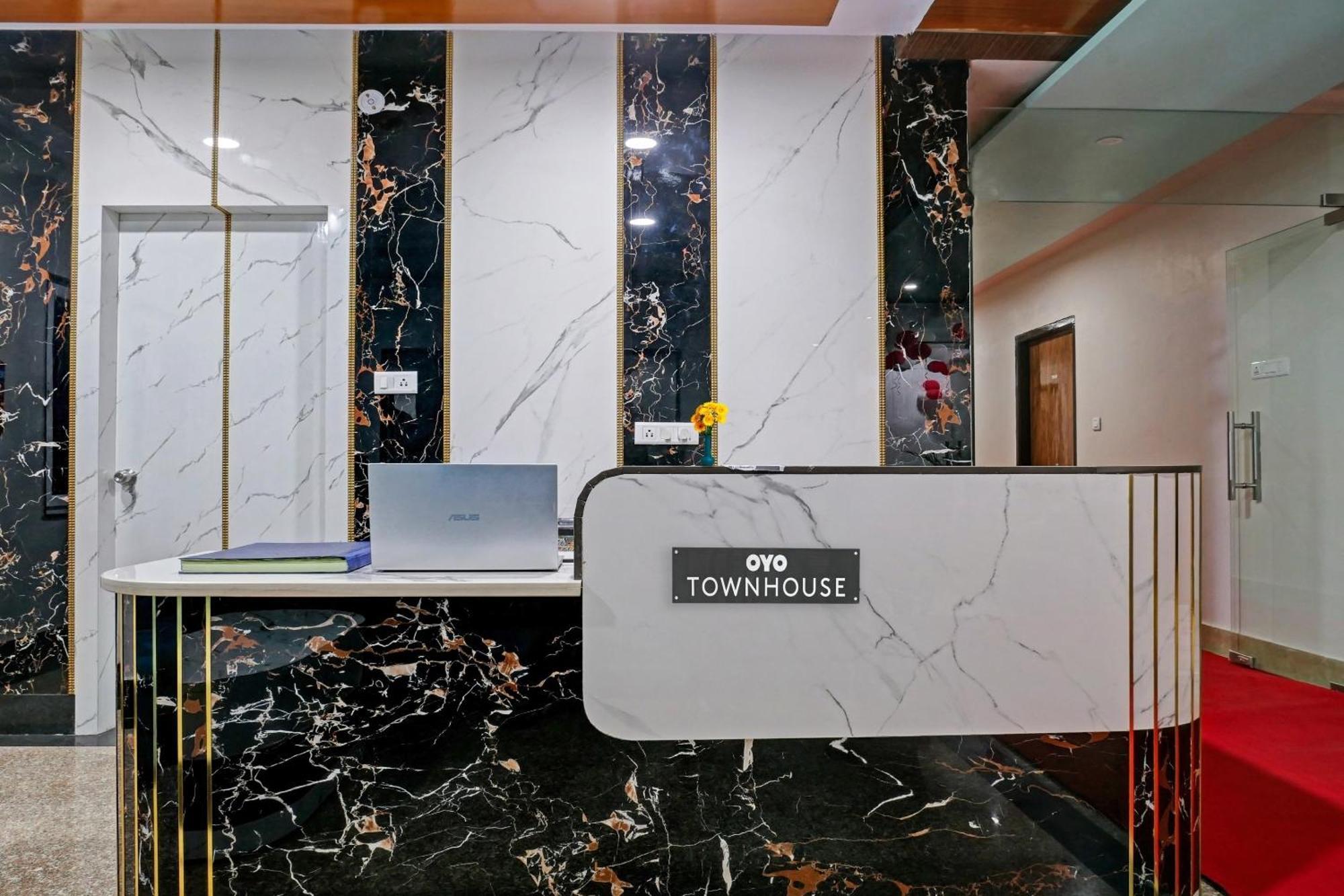 Townhouse Navneeta Grand Hotel Kakarmatha Exterior foto
