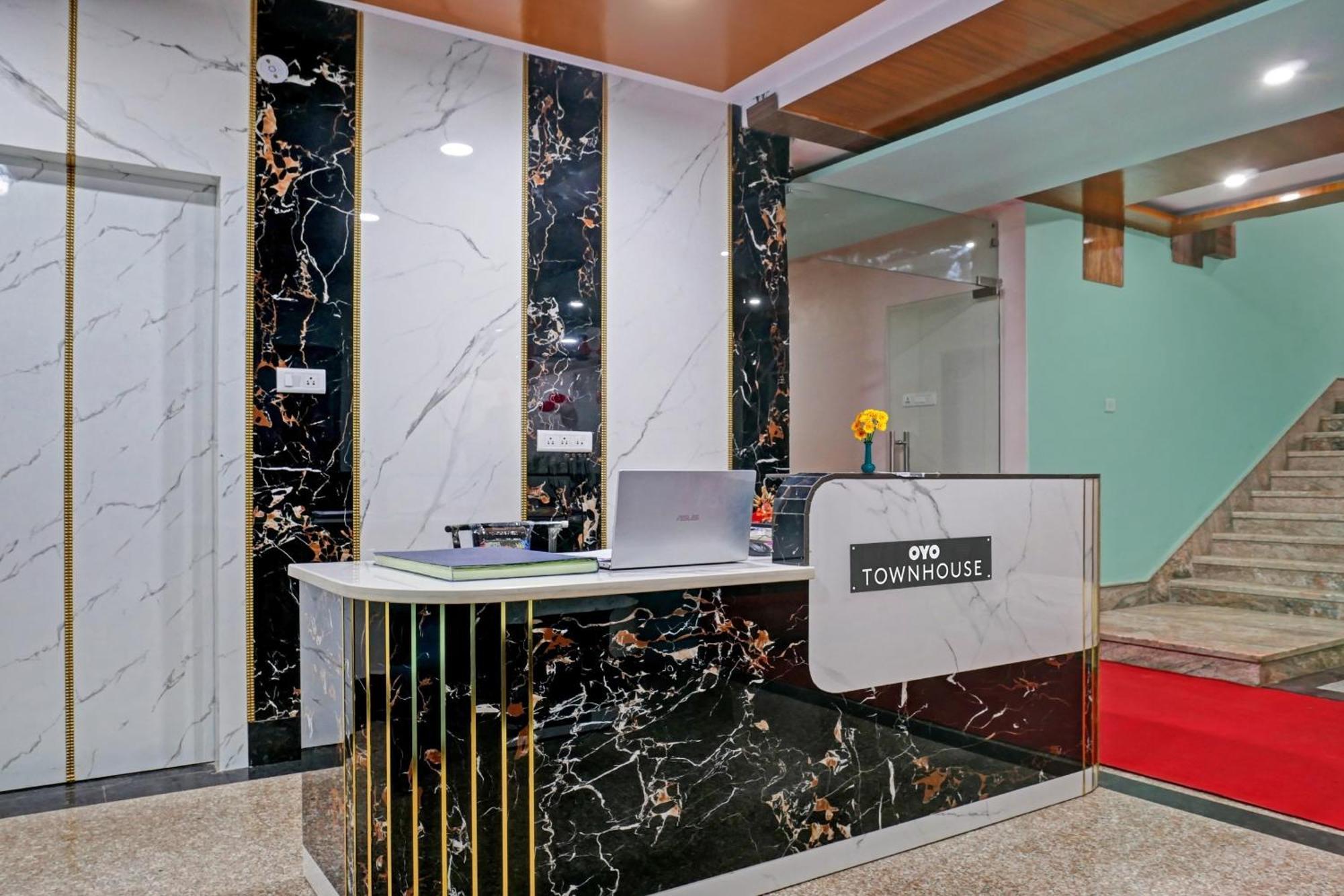 Townhouse Navneeta Grand Hotel Kakarmatha Exterior foto
