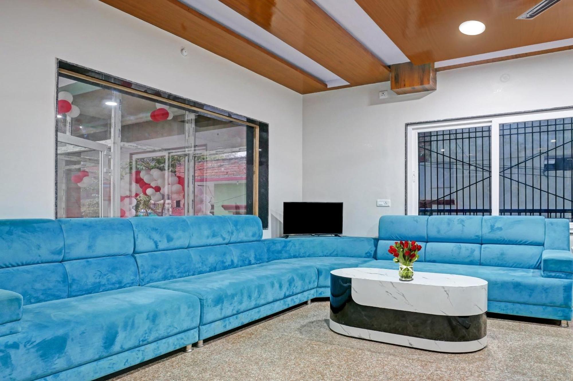Townhouse Navneeta Grand Hotel Kakarmatha Exterior foto