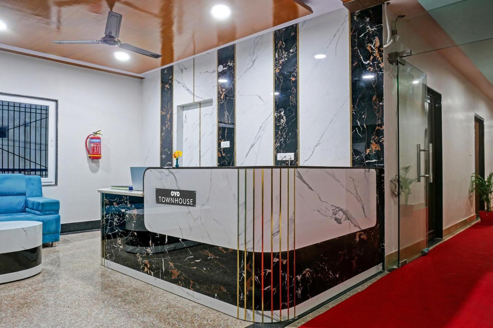 Townhouse Navneeta Grand Hotel Kakarmatha Exterior foto