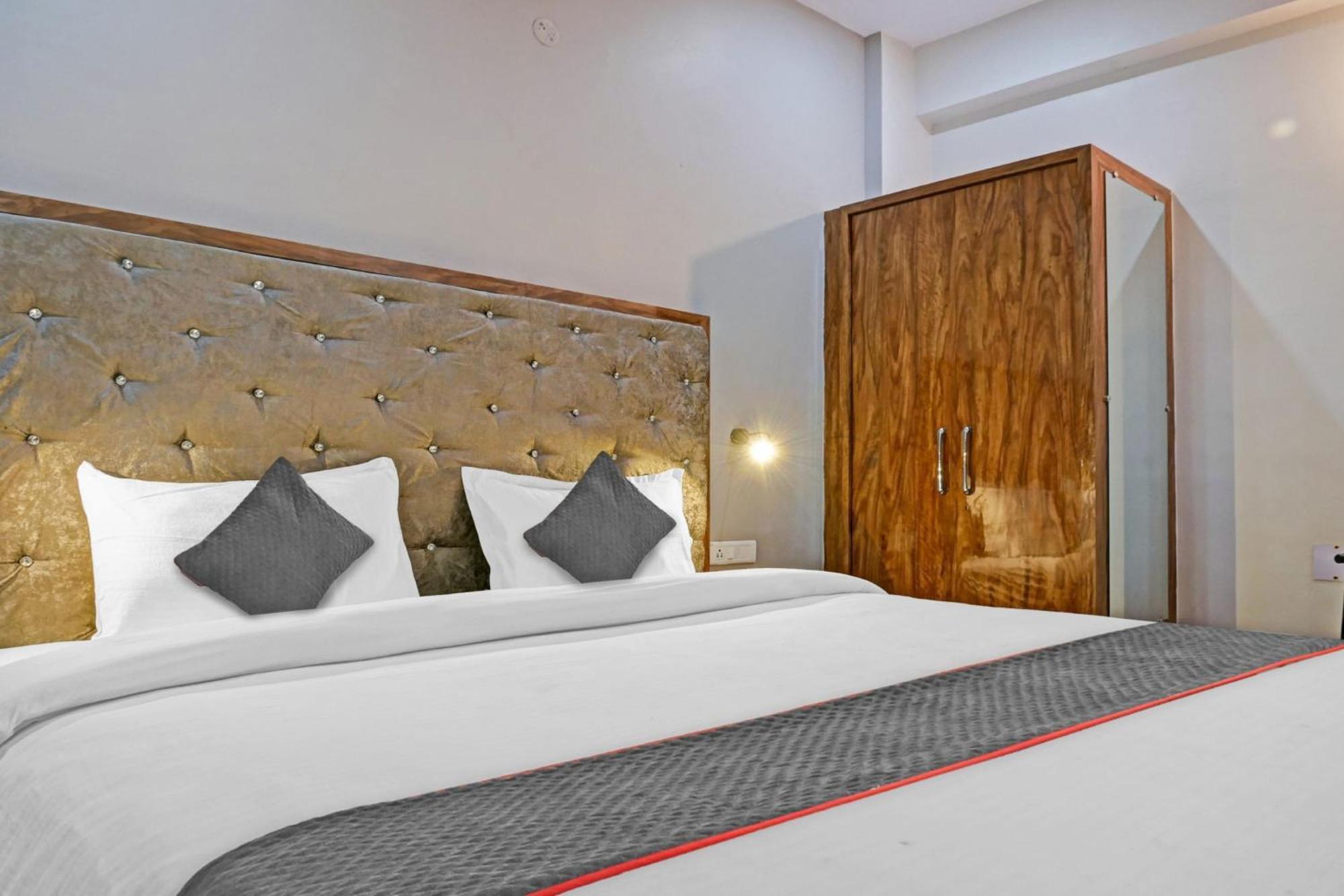 Townhouse Navneeta Grand Hotel Kakarmatha Exterior foto