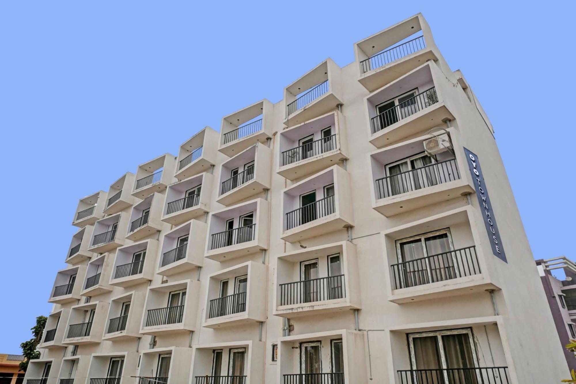 Townhouse Navneeta Grand Hotel Kakarmatha Exterior foto