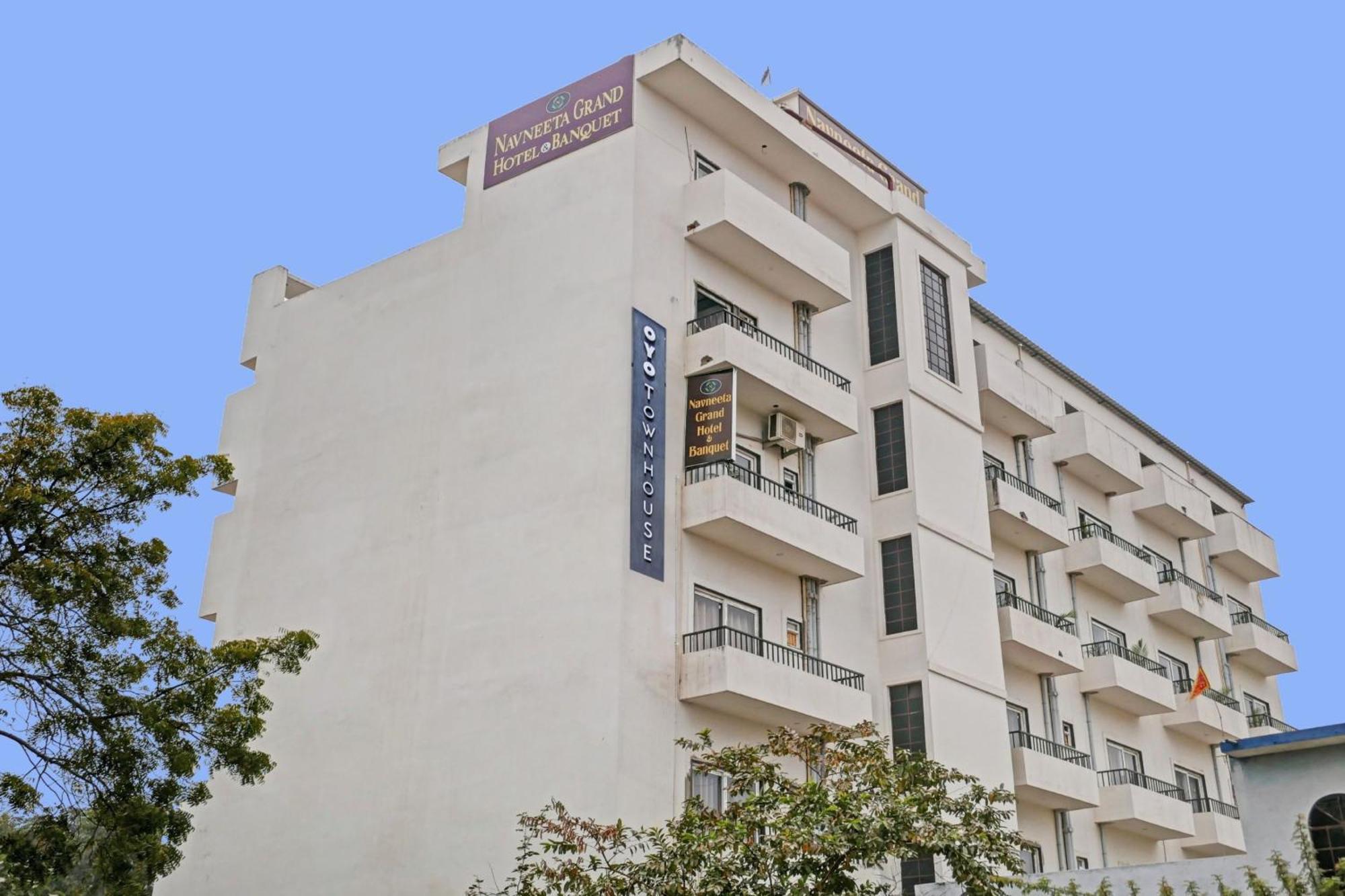 Townhouse Navneeta Grand Hotel Kakarmatha Exterior foto