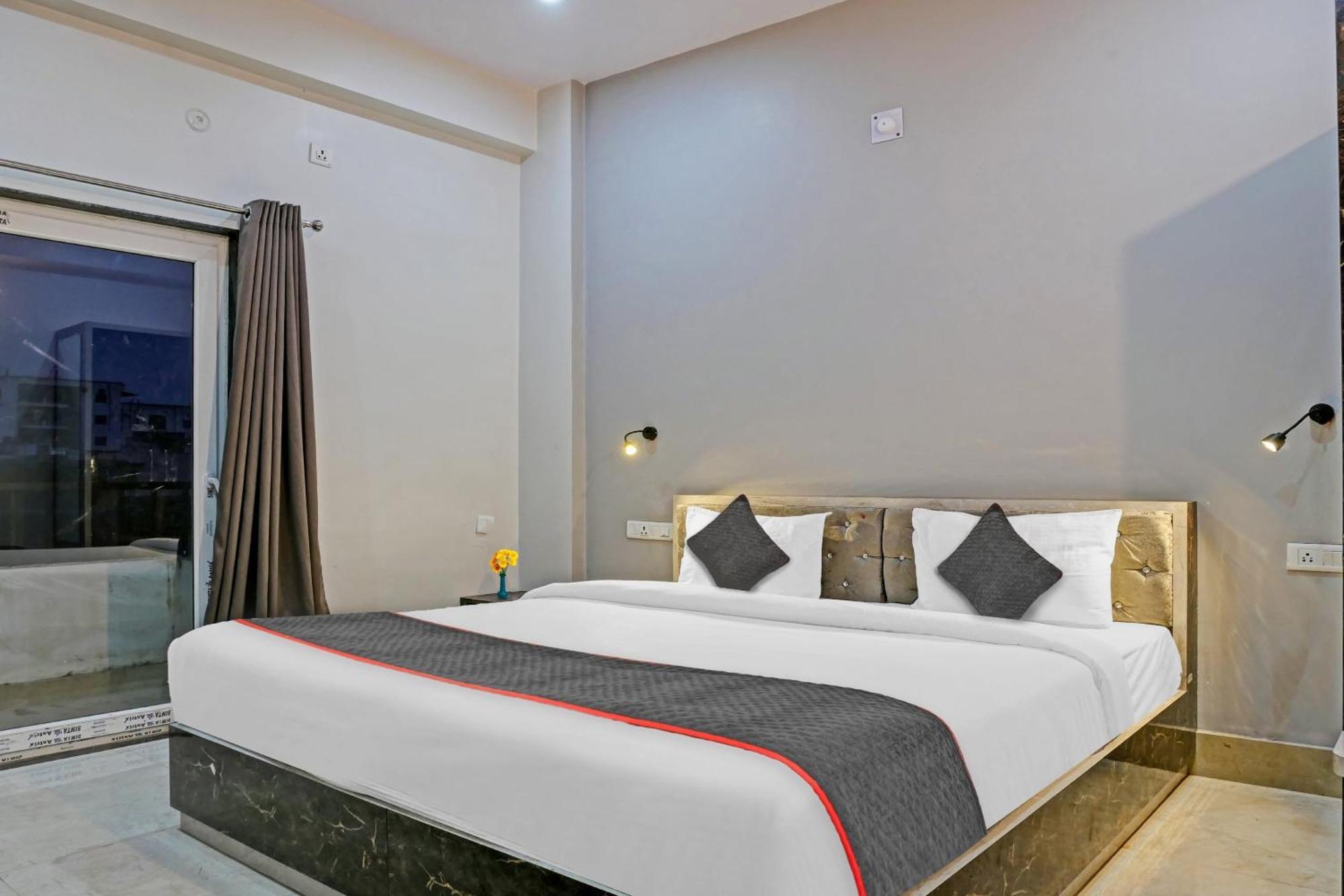 Townhouse Navneeta Grand Hotel Kakarmatha Exterior foto
