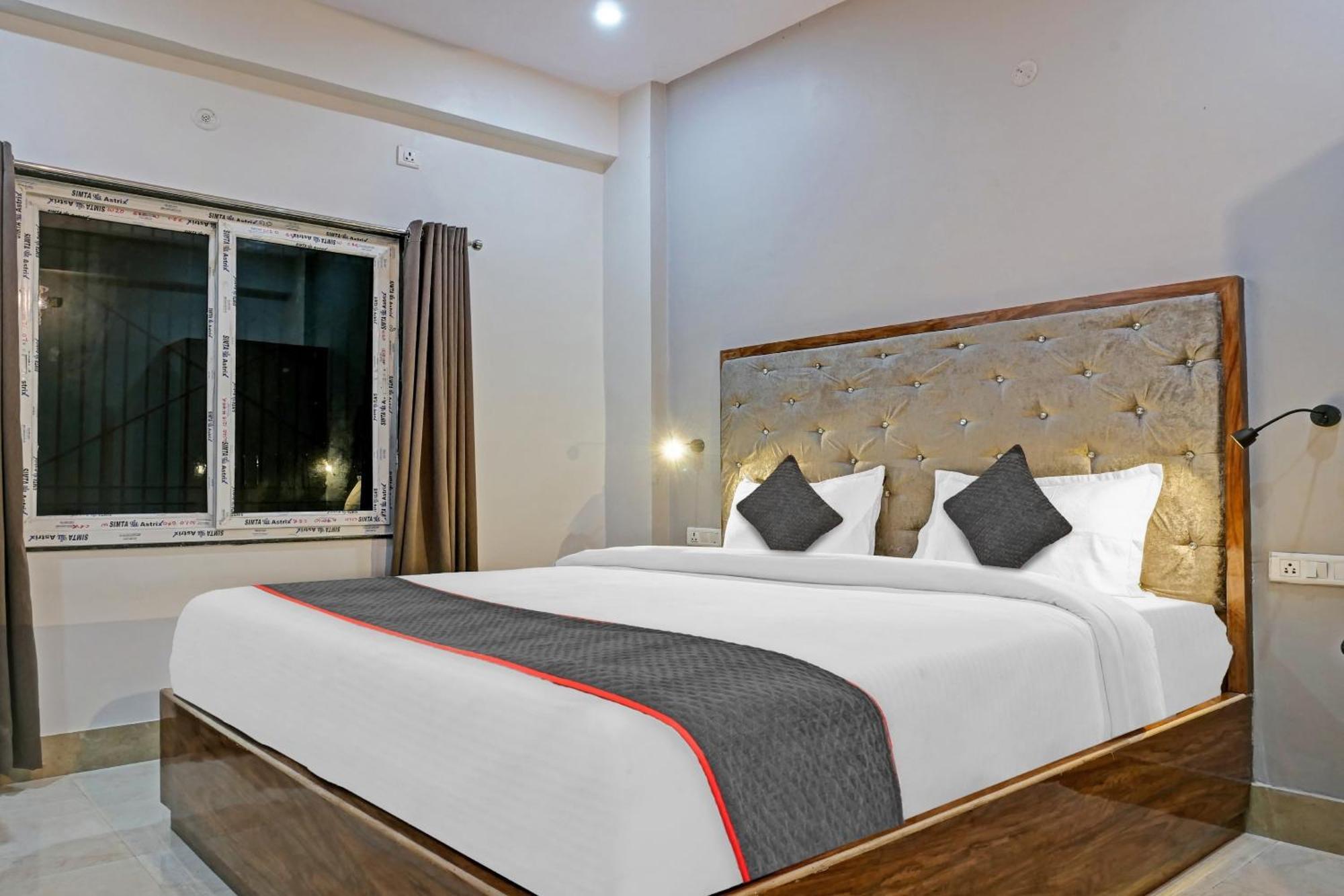 Townhouse Navneeta Grand Hotel Kakarmatha Exterior foto